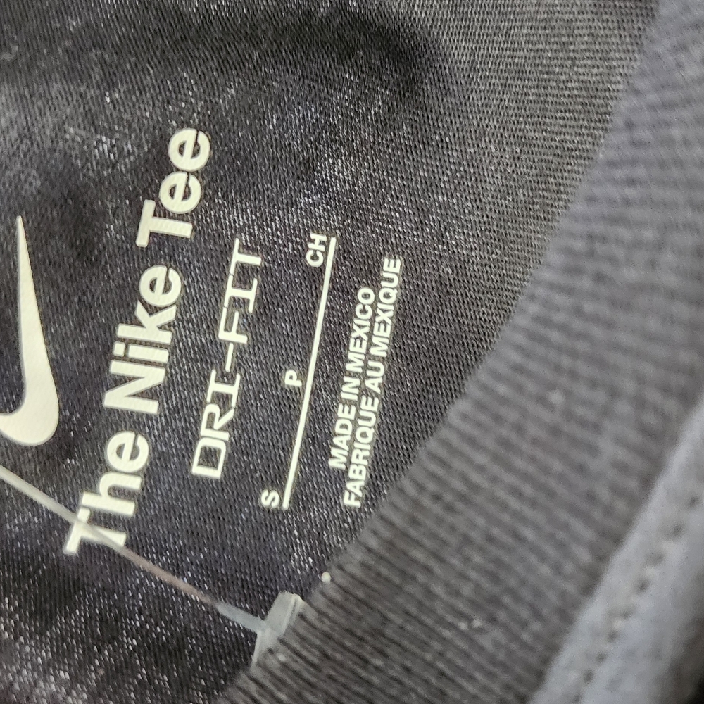 Nike LeBron James Strive For Greatness Lion Crown Logo Dri-Fit Black‎ sz S NWT - Picture 3 of 5